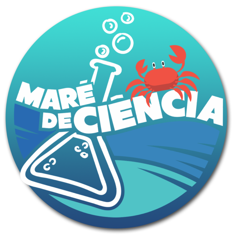 Círculo com logo do projeto Maré de Ciência, onde há o nome do projeto escrito em branco em primeiro plano, atrás há um caranguejo, ondas do mar e um frasco de laboratório do tipo Erlenmeyer com bolhas saindo dele e no fundo um degradê com dois tons de azul.